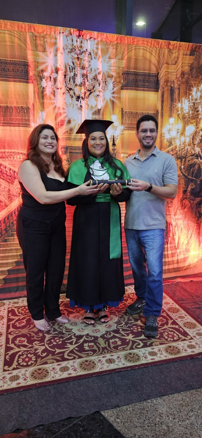 A irmã de Juci na sua formatura, acompanhada pela família